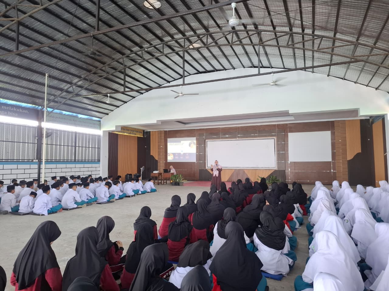 Sosialisasi Organisasi LINC SMPIT Al-Fawwaz: Cetak Generasi Cerdas Literasi dan Numerasi