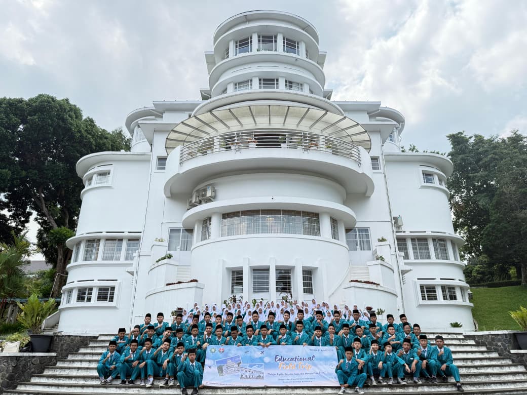 Penguatan Wawasan Akademik melalui Educational Field Trip Kelas 7 SMP IT Al Fawwaz ke UPI dan Museum Geologi Bandung
